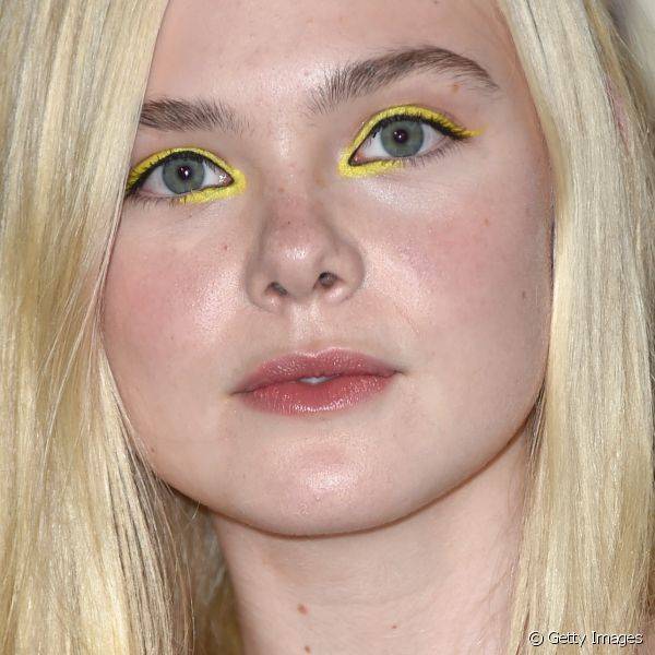 Em uma apari??o durante a Comi-Con 2014, Elle Fanning estendeu o seu tra?o de amarelo neon para a parte interna dos olhos